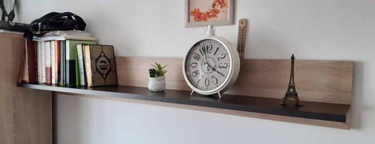 Les étagères colorées Les étagères colorées