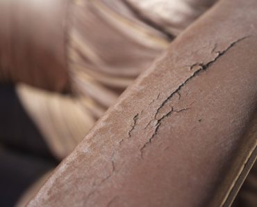 Comment réparer une déchirure dans un sofa ?