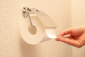 Comment accrocher un porte papier toilette au mur ?