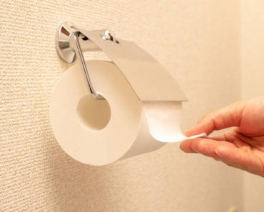 Comment accrocher un porte papier toilette au mur ?