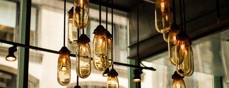 <strong>Quelle différence entre lustre, suspension et Plafonnier ?</strong> <strong>Quelle différence entre lustre, suspension et Plafonnier ?</strong>