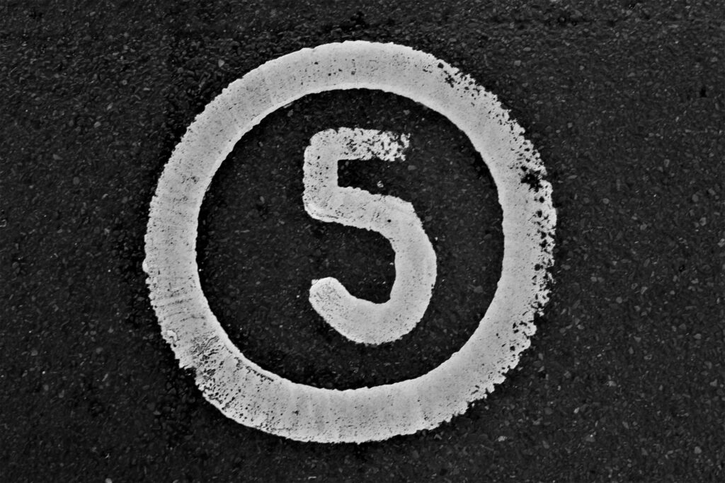 Donnez du style à votre maison avec une plaque de numéro originale