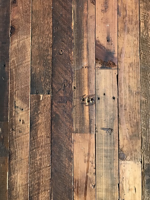 Installation d&rsquo;un habillage de tasseaux de bois pour les particuliers : mode d’emploi