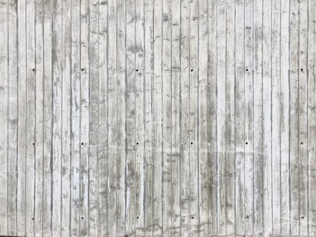 Des solutions innovantes pour habiller un mur en bois