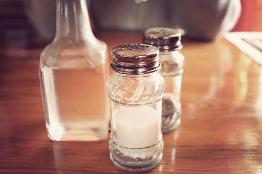 Lait de bébé et vinaigre : pourquoi les recettes de grand-mère endommagent les cuirs automobiles ?
