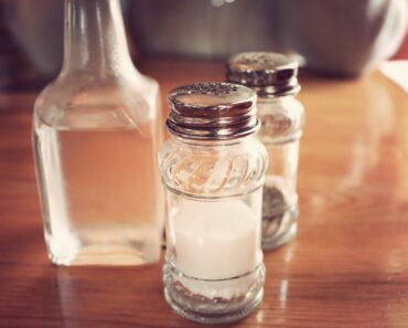 Lait de bébé et vinaigre : pourquoi les recettes de grand-mère endommagent les cuirs automobiles ? Lait de bébé et vinaigre : pourquoi les recettes de grand-mère endommagent les cuirs automobiles ?